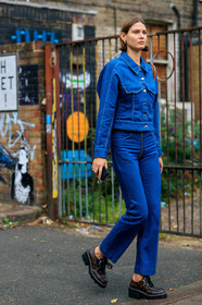 victoria sekrier, denim total look, denim jacket, blue jacket, blue jeans, flare jeans, louis vuitton shoes, paraboot shoes, fashion week, frenchystyle, FW, jonathan paciullo, street style, vertical, full length