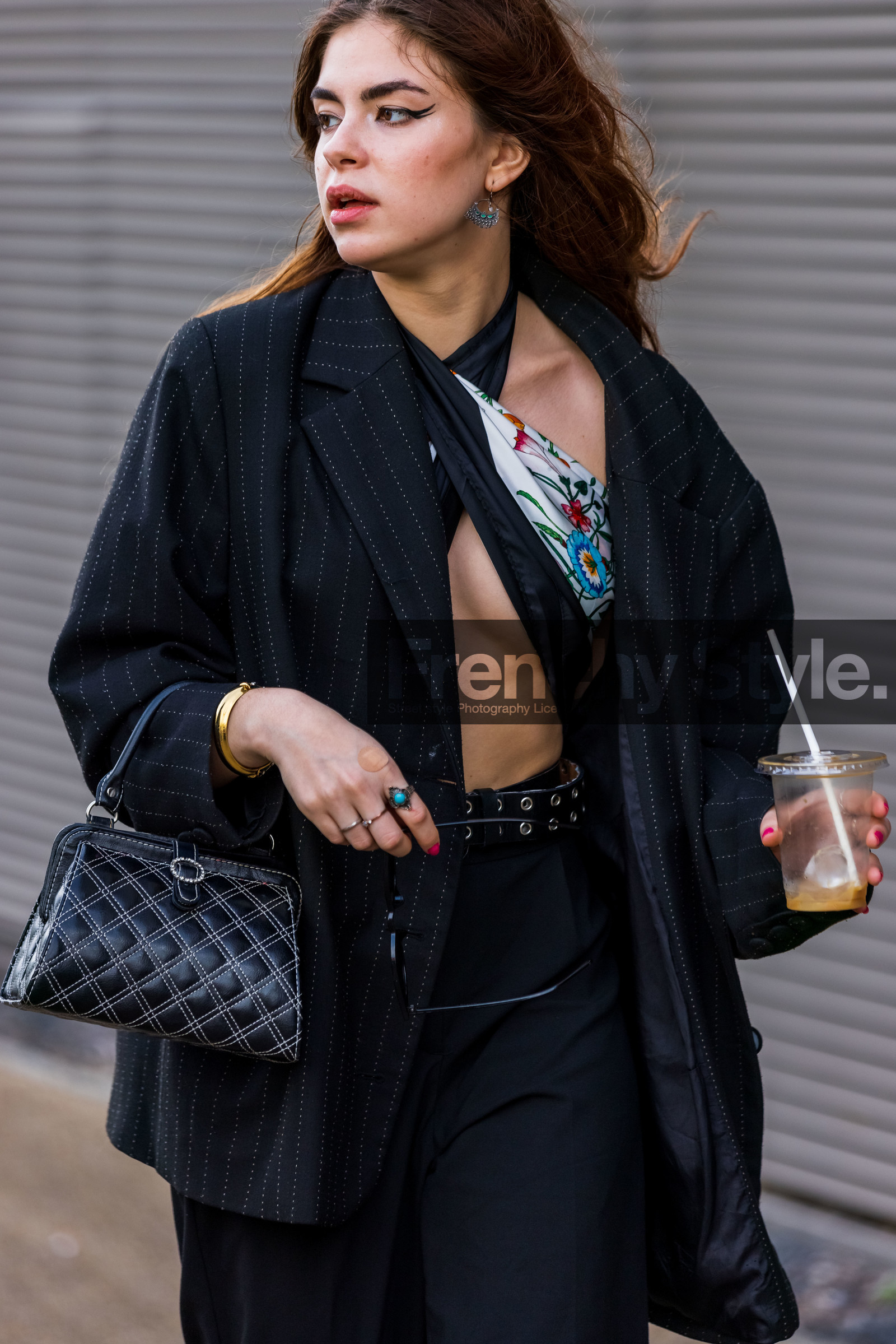 small bag, handbag, black, blazer, top, foulard, earrings, ring, belt, pants, trousers, black, highwaist, high waisted, fashion week, frenchystyle, FW, jonathan paciullo, street style, SPRING SUMMER 2022, SS 22, LFW, LONDON, vertical, atmosphere details, detail