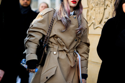 beige coat, black bag, dyed hair, grey hair, leather bag, pink hair, trench coat, fashion week, frenchystyle, FW, jonathan paciullo, street style, LFW, LONDON, AUTUMN WINTER 2018-2019, AW 18-19, FALL WINTER 2018-2019, FW 18-19, horizontal, atmosphere details, detail