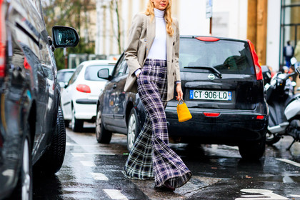 atmosphere details, AUTUMN WINTER 2017-2018, AW 17-18, beige jacket, blazer, checked pants, detail, FALL WINTER 2017-2018, fashion week, flare pants, frenchystyle, FW, FW 17-18, graphic pants, horizontal, jonathan paciullo, PARIS, PFW, plaid, printed pants, roberta benteler, street style, tartan, trousers, white top, yellow bag