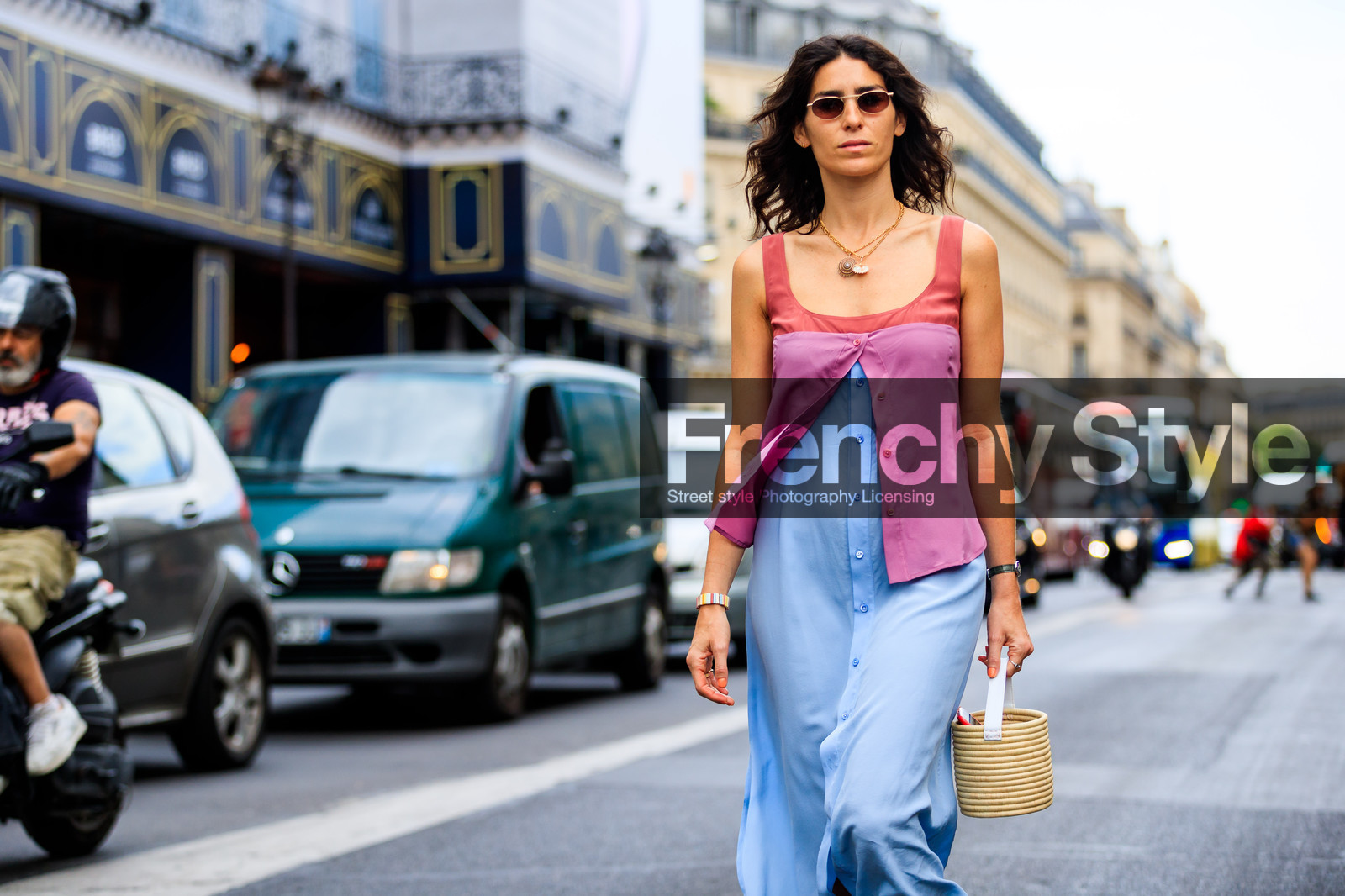 basket, blue dress, leather bag, pink top, sunglasses, fashion week, frenchystyle, FW, jonathan paciullo, street style, PFW, PARIS, atmosphere details, horizontal, detail, AUTUMN WINTER 2018-2019, FALL WINTER 2018-2019, FW 18-19, deborah reyner sebag