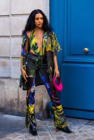 Aleali May, asymetrical pants, bag, black boots, blue pants, blue shirt, body, boots, color, cut out top, fluo pink bag, green body, multicolor, pants, pink bag, print, printed body, printed pants, printed shirt, shirt, yellow body, yellow shirt, yellox pants, street style, jonathan paciullo, FW, frenchystyle, fashion week, PFW, PARIS, SPRING SUMMER 2022, SS 22, vertical, full length