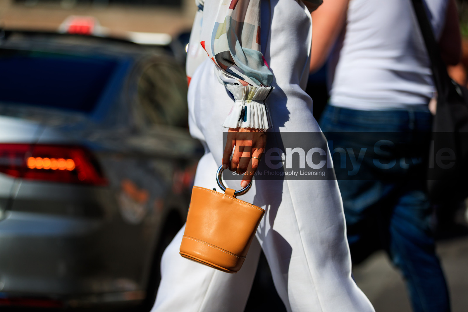 camel bag, graphic bag, leather bag, pleats, trousers, white pant, fashion week, frenchystyle, FW, jonathan paciullo, street style, PFW, PARIS, atmosphere details, horizontal, detail, AUTUMN WINTER 2018-2019, FALL WINTER 2018-2019, FW 18-19