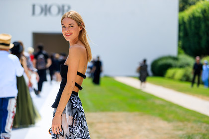 black and white, black top, bustier top, christian dior, fishnet, graphic skirt, printed skirt, see through, fashion week, frenchystyle, FW, jonathan paciullo, street style, PFW, PARIS, horizontal, atmosphere details, detail, AUTUMN WINTER 2018-2019, FALL WINTER 2018-2019, FW 18-19, camille rowe