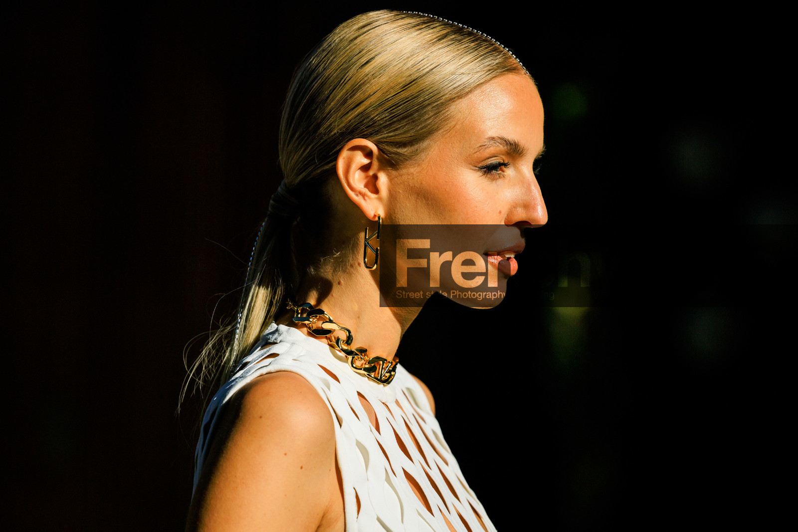 valentino, valentino golden loops, valentino golden choker, leonie hanne, fashion week, frenchystyle, FW, jonathan paciullo, street style, NYFW, NEW YORK, AUTUMN WINTER 2022-2023, FALL WINTER 2022_2023, FW 22-23, atmosphere details, horizontal