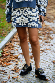 knit skirt, knitwear, mini skirt, blue skirt, floral embroidered skirt, white skirt, brown leather loafers, black leather loafers, monogrammed shoes, monogrammed loafers, louis vuitton shoes, flat shoes, velvet skirt, velvet bag, erika boldrin, street style, jonathan paciullo, FW, frenchystyle, fashion week, MFW, MILAN, SPRING SUMMER 2021, SS 21, vertical, detail