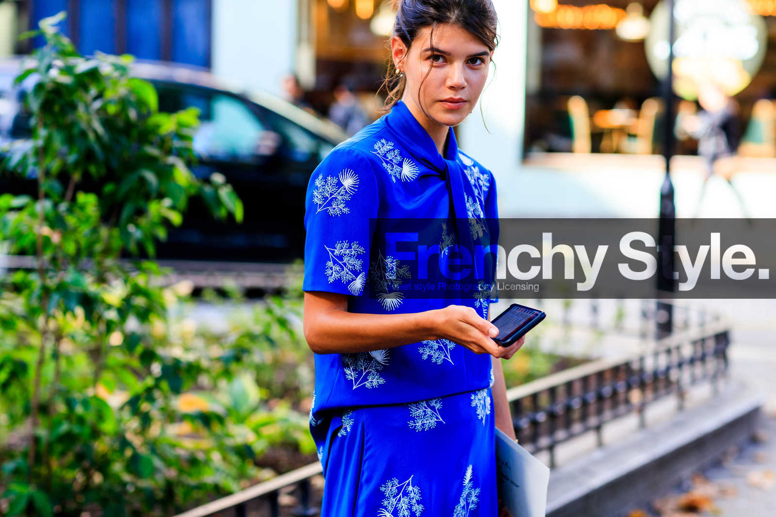 blue skirt, blue top, floral, flowers, graphic skirt, graphic top, printed skirt, printed top, fashion week, frenchystyle, FW, jonathan paciullo, street style, LFW, LONDON, SPRING SUMMER 2019, SS 19, atmosphere details, horizontal, detail