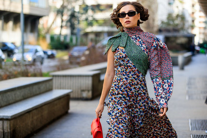 karina nigay, floral printed dress, asymetrical dress, high collar dress, long sleeves dress, sleeveless dress, ruffle dress, long dress, red leather bag, hand bag, balenciaga bag, square shape glasses, multicolor dress, fashion week, frenchystyle, FW, jonathan paciullo, street style, MFW, MILAN, AUTUMN WINTER 2020-2021, FALL WINTER 2020-2021, FW 20-21, horizontal, atmosphere details, detail