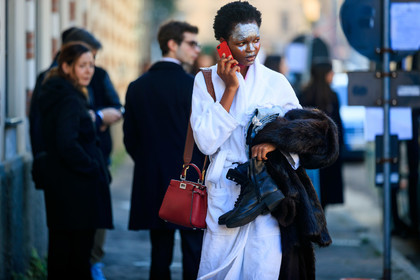 model, glitter face, glitter hair, make up, make up details, hair details, fendi bag, fendi peackaboo bag, burgundy leather bag, shoulder bag, strassed make up, fashion week, frenchystyle, FW, jonathan paciullo, street style, MFW, MILAN, AUTUMN WINTER 2020-2021, FALL WINTER 2020-2021, FW 20-21, horizontal, atmosphere details, detail