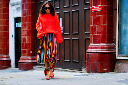 checked, graphic bag, graphic skirt, high heels, leather bag, leather shoes, multicolor skirt, pierre hardy, plaid, pleated skirt, printed bag, printed skirt, red bag, red shoes, red sweater, sunglasses, fashion week, frenchystyle, FW, jonathan paciullo, street style, LFW, LONDON, SPRING SUMMER 2019, SS 19, atmosphere details, horizontal, full length