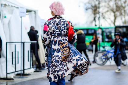 animal print, atmosphere details, AUTUMN WINTER 2016-2017, AW 16-17, back detail, detail, dyed hair, FALL WINTER 2016-2017, fashion week, frenchystyle, FW, FW 16-17, horizontal, jonathan paciullo, leather bag, leopard coat, leopard print, olga karput, PARIS, PFW, pink hair, printed coat, red bag, street style