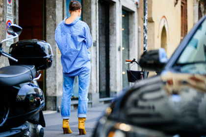 atmosphere details, back detail, blue denim, blue shirt, denim pants, fashion week, frenchystyle, full length, FW, high heels, horizontal, jeans, jo ellison, jonathan paciullo, leather shoes, men shirt, MFW, MILAN, printed shirt, SPRING SUMMER 2017, SS 17, street style, striped shirt, trousers, yellow boots