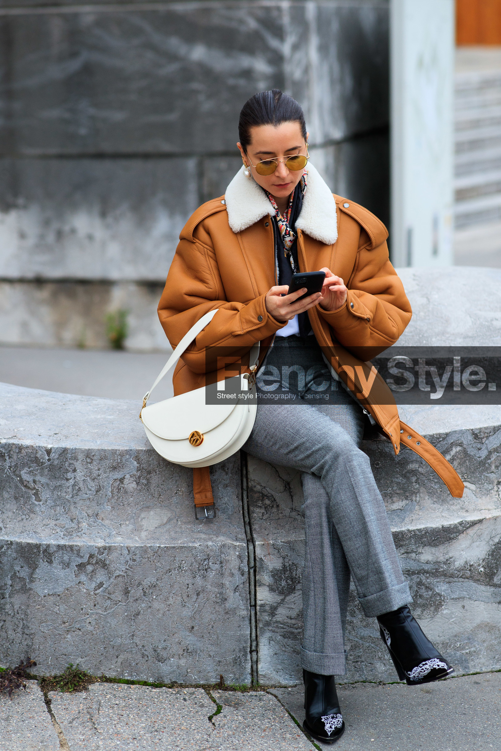 julia comil, camel leather coat, camel leather bombers, camel leather jacket, fur bombers, fur coat, fur collar coat, fur collar jacket, fur detail, grey pants, black scarf, printed scarf, multicolor scarf, geometrical printed scarf, white leather bag, hand bag, metalic frame sunglasses, yellow sunglasses, pearl earrings, golden earrings, fashion week, frenchystyle, FW, jonathan paciullo, street style, PFW, PARIS, SPRING SUMMER 2021, SS 21, vertical, full length