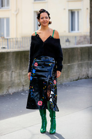 green leather boots, green polish boots, polish boots, laced boots, high boots, high heels boots, black tights, black vinyl skirt, black cardigan, mohair cardigan, half shoulder cardigan, mid long skirt, split skirt, floral printed skirt, multicolor skirt, pink skirt, blue skirt, ruffle skirt, elie saab look, elie saab shoes, elie saab skirt, glitter make up, fashion week, frenchystyle, FW, jonathan paciullo, street style, PFW, PARIS, vertical, full length