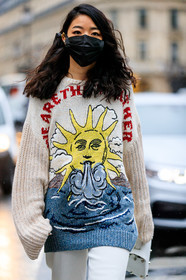 yuyu zhangzou, yuwei zhangzou, black mask, white pullover, jacquard pullover, blue pullover, yellow pullover, red pullover, stella mccartney pullover, fashion week, frenchystyle, FW, jonathan paciullo, street style, PFW, PARIS, vertical, atmosphere details, detail