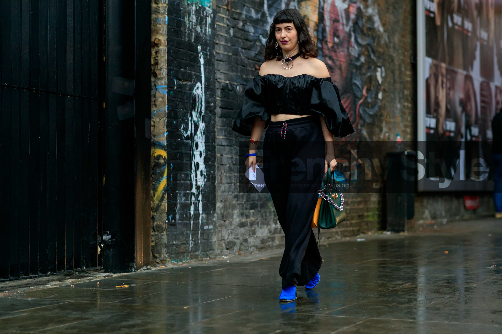 gucci bag, half soulder top, black pants, black top, chain strap bag, cropped top, dark green leather bag, jogging pants, loose pants, mercedes necklace, satin top, blue boots, satin boots, fashion week, frenchystyle, FW, jonathan paciullo, street style, atmosphere details, horizontal, full length