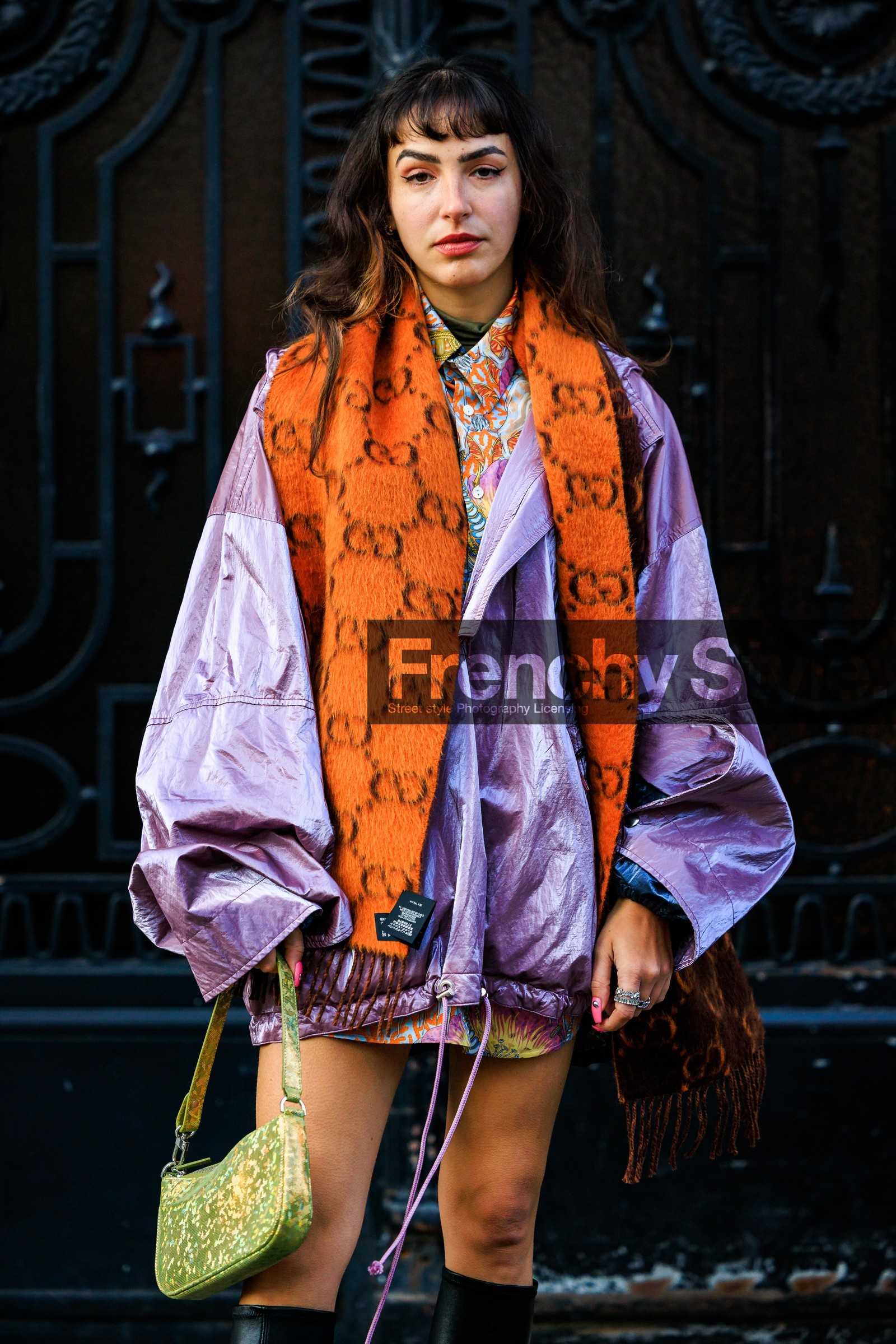 gucci scarf, logo scarf, orange scarf, purple jacket, metallic jacket, bomber jacket, green handbag, sparkling bag, fashion week, frenchystyle, FW, jonathan paciullo, street style, PFW, PARIS, menswear, AUTUMN WINTER 2022-2023, FALL WINTER 2022-2023, FW 22-23, atmosphere details, detail, vertical