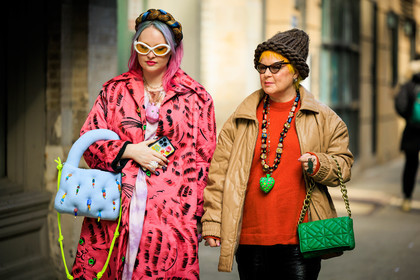fluffy pink coat, overzised jacket, kitten print jacket, dyed hair, colorful hair, heart ring, white sunglasses, braided headband, multicolor headband, puffed bag, pastel blue hanbag, charm necklace, purple, tie dye dress, pink lips, beaded handbag, green handbag, green chainbag, satin pants, black pants, white combat boots, orange jumper, beaded necklace, heart charm necklace, puffed jacket, beige jacket, knitted hat, brown hat, kristen bateman, street style, jonathan paciullo, FW, frenchystyle, fashion week, NYFW, NEW YORK, AUTUMN WINTER 2022-2023, FALL WINTER 2022_2023, FW 22-23, atmosphere details, horizontal