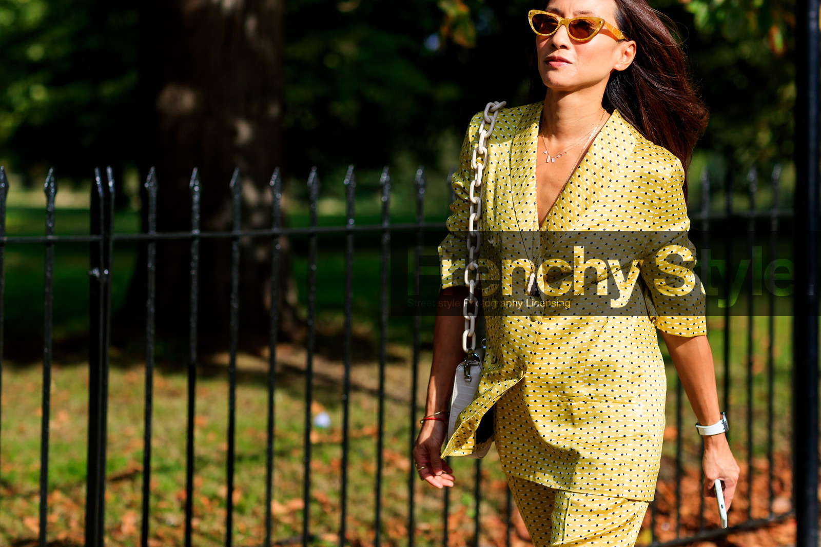 blazer, elizabeth von der goltz, graphic jacket, printed jacket, sunglasses, white bag, yellow jacket, fashion week, frenchystyle, FW, jonathan paciullo, street style, LFW, LONDON, SPRING SUMMER 2019, SS 19, atmosphere details, horizontal, detail