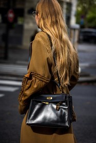 back, back detail, beige cot, birkin bag, blond hair, coat, hermes bag, fashion week, frenchystyle, FW, jonathan paciullo, street style, PFW, PARIS, SPRING SUMMER 2022, SS 22, vertical, atmosphere details