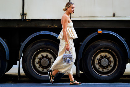 black shoes, bustier top, graphic bag, green shoes, leather bag, leather shoes, metallic bag, necklace, printed bag, trousers, wide pants, yellow pants, yellow top, fashion week, frenchystyle, FW, jonathan paciullo, street style, PFW, PARIS, horizontal, atmosphere details, full length, AUTUMN WINTER 2018-2019, FALL WINTER 2018-2019, FW 18-19, nina suess