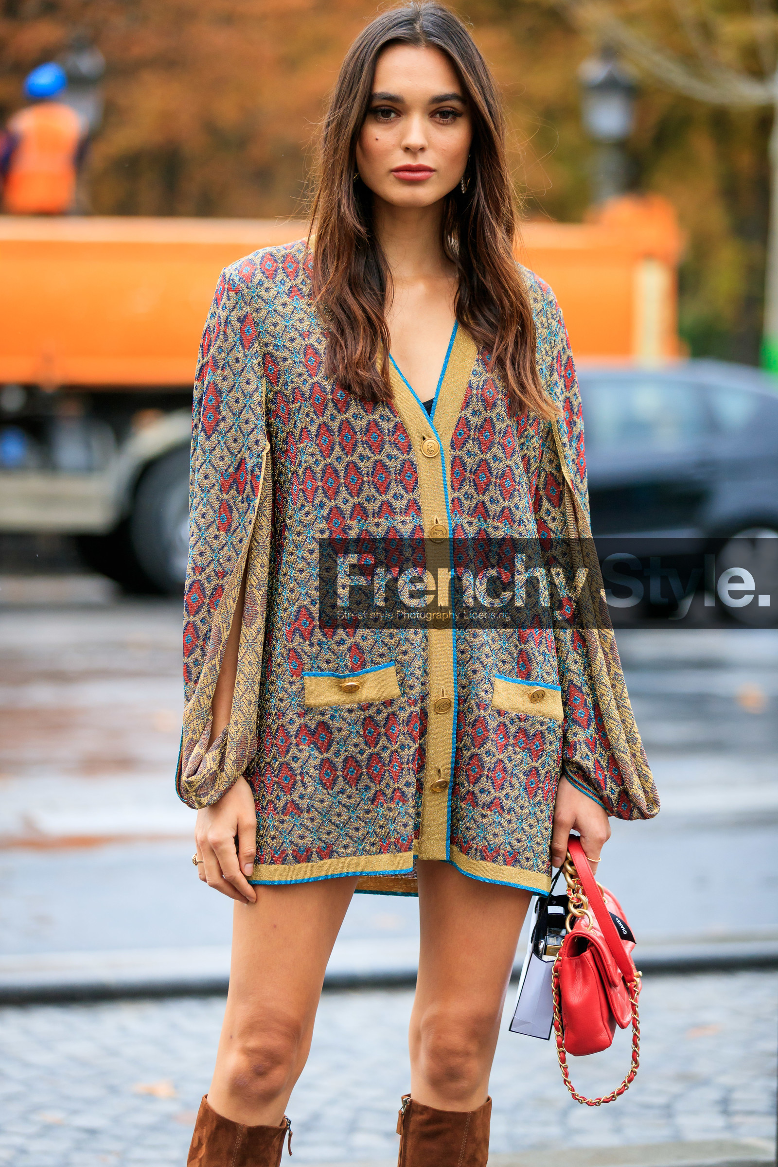 solange smith, chanel bag, chanel cardigan, red leather bag, hand bag, quilted bag, chain strap bag, cardigan dress, pullover dress, lurex cardigan, golden cardigan, multicolor cardigan, red cardigan, blue cardigan, split sleeves, jacquard cardigan, PARIS, PFW, SPRING SUMMER 2020, SS 20, fashion week, frenchystyle, FW, jonathan paciullo, street style, vertical, atmosphere details, detail