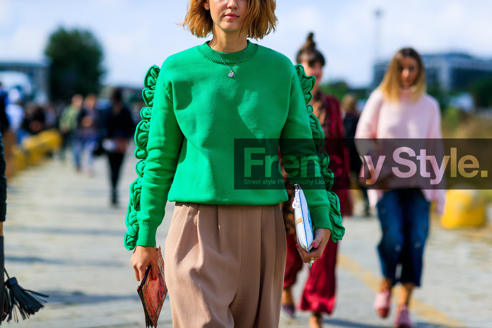 atmosphere details, beige pants, detail, fashion week, frenchystyle, FW, green sweater, horizontal, jonathan paciullo, leather bag, MFW, MILAN, SPRING SUMMER 2017, SS 17, street style, trousers
