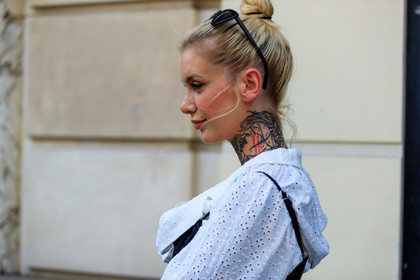 bun, eyeliner, sunglasses, tattoos, white shirt, PFW, fashion week, frenchystyle, FW, jonathan paciullo, street style, PARIS, horizontal, atmosphere details, detail, AUTUMN WINTER 2018-2019, FALL WINTER 2018-2019, FW 18-19