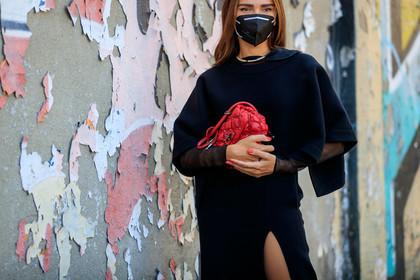 black top, black pullover, black skirt, split skirt, long skirt, short sleeves top, short sleeves pullover, woolen top, woolen skirt, red leather bag, studs bag, quilted bag, valentino bag, valentino look, valentino skirt, valentino top, valentino shirt, black shirt, organza shirt, covid face mask, evangelie smyrniotaki, street style, jonathan paciullo, FW, frenchystyle, fashion week, MFW, MILAN, SPRING SUMMER 2021, SS 21, horizontal, atmosphere details, detail