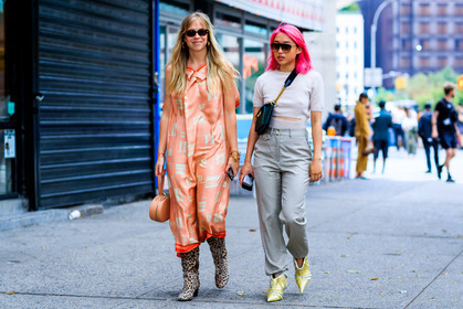 animal print, beige boots, chloe king, graphic dress, high heels, leather bag, leather shoes, leopard, pink bag, pink dress, printed dress, sunglasses, beige pants, beige sweater, black bag, dyed hair, green bag, high heels, leather bag, leather shoes, Margaret Zhang, pink hair, sunglasses, trousers, yellow shoes, street style, jonathan paciullo, FW, frenchystyle, fashion week, NYFW, NEW YORK, SPRING SUMMER 2019, SS 19, atmosphere details, horizontal, full length