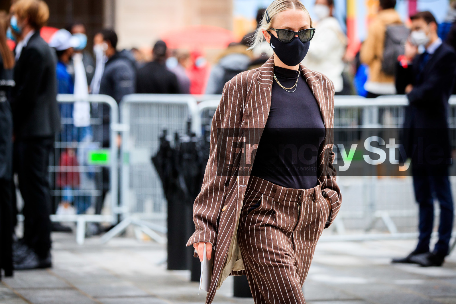 brown jacket, brown pants, brown suits, striped jacket, striped pants, striped suits, oversize pants, oversize jacket, oversize suits, persol sunglasses, PARIS, PFW, fashion week, frenchystyle, FW, jonathan paciullo, street style, SPRING SUMMER 2021, SS 21, horizontal, atmosphere details, detail