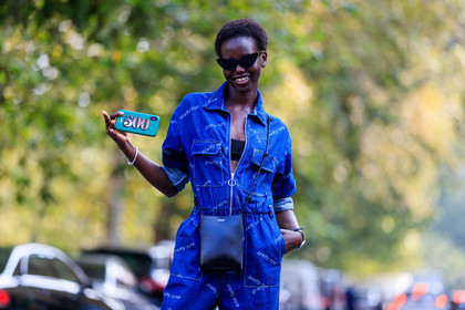black bag, black bra, blue denim, denim jumpsuit, iphone, jil sander, leather bag, model, printed jumpsuit, sunglasses, trousers, street style, jonathan paciullo, FW, frenchystyle, fashion week, MFW, MILAN, SPRING SUMMER 2019, SS 19, atmosphere details, horizontal, detail