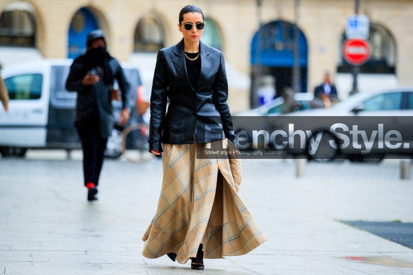 julia comil, black leather jacket, white leather bag, light beige leather bag, round shape bag, quilted bag, beige skirt, long skirt, checked skirt, plaid skirt, light blue skirt, metalic frame sunglasses, fashion week, frenchystyle, FW, jonathan paciullo, street style, PFW, PARIS, SPRING SUMMER 2021, SS 21, horizontal, atmosphere details, full length