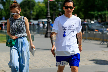 blue denim, blue shorts, chanel, denim pants, green bag, grey top, jeans, message, printed t shirt, sunglasses, supreme, trousers, tweed, white t shirt, fashion week, frenchystyle, FW, jonathan paciullo, street style, PFW, PARIS, horizontal, atmosphere details, detail, AUTUMN WINTER 2018-2019, FALL WINTER 2018-2019, FW 18-19