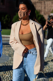 light blue jeans, denim, light beige jacket, beige top, cropped top, golden necklace, big chain necklace, multi earrings, pink earrings, hoop earrings, diamond earrings, oversize jacket, covid face mask, fashion week, frenchystyle, FW, jonathan paciullo, street style, MFW, MILAN, SPRING SUMMER 2021, SS 21, vertical, detail