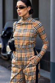 black bag, burberry look, check, checked pants, checked top, croc bag, fluid pants, leather bag, print, printed pants, printed top, sunglasses, zipped top, beige top, beige pants, stripes, fashion week, frenchystyle, FW, jonathan paciullo, street style, SPRING SUMMER 2022, SS 22, MFW, MILAN, vertical, atmosphere details