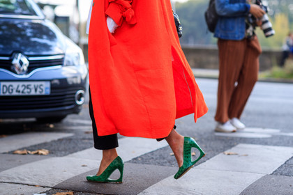 atmosphere details, detail, fashion week, frenchystyle, FW, green shoes, high heels, horizontal, jonathan paciullo, leather shoes, PARIS, PFW, red coat, SPRING SUMMER 2018, SS 18, street style, trousers