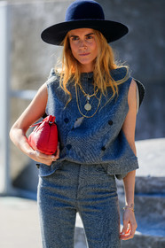 black hat, blanca miro scrimieri, grey pants, grey top, leather bag, maison martin margiela, necklace, red bag, trousers, PARIS, PFW, street style, jonathan paciullo, FW, frenchystyle, fashion week, AUTUMN WINTER 2019-2020, AW 19-20, FALL WINTER 2019-2020, FW 19-20, vertical, atmosphere details, detail