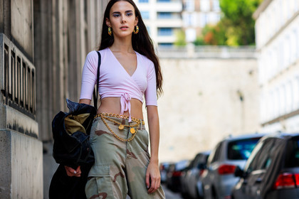atmosphere details, camo pants, camouflage, cropped top, detail, earrings, fashion week, frenchystyle, FW, golden belt, green pants, horizontal, jonathan paciullo, military pants, PARIS, PFW, pink top, SPRING SUMMER 2018, SS 18, street style, trousers