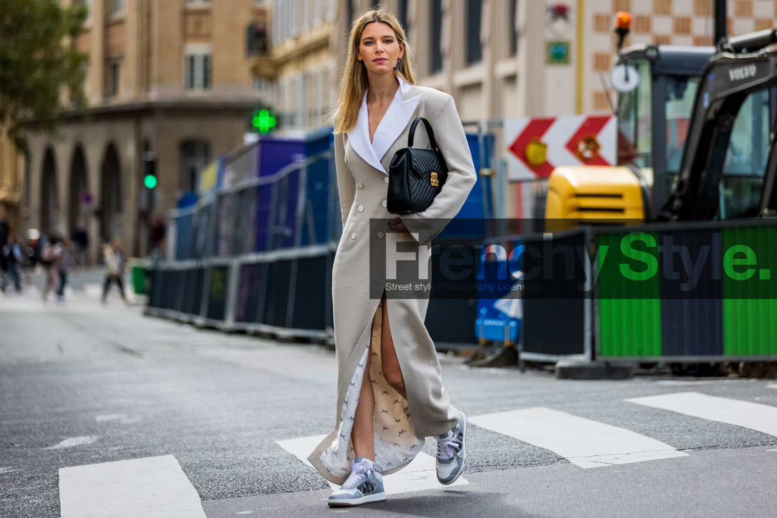 bag, black sunglasses, crossbody bag, dress, earrings, fluffly bag, gold bracelet, gold earrings, Julie Sergent Ferreri, khaki dress, longchamp bag, ring, strap, sunglasses, watch, fashion week, frenchystyle, FW, jonathan paciullo, street style, PFW, PARIS, SPRING SUMMER 2022, SS 22, horizontal, atmosphere details, full length