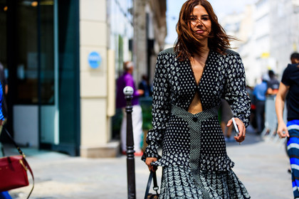 black and white, graphic dress, polka dot, printed dress, PFW, fashion week, frenchystyle, FW, jonathan paciullo, street style, PARIS, horizontal, atmosphere details, detail, AUTUMN WINTER 2018-2019, FALL WINTER 2018-2019, FW 18-19, Christine Centenera