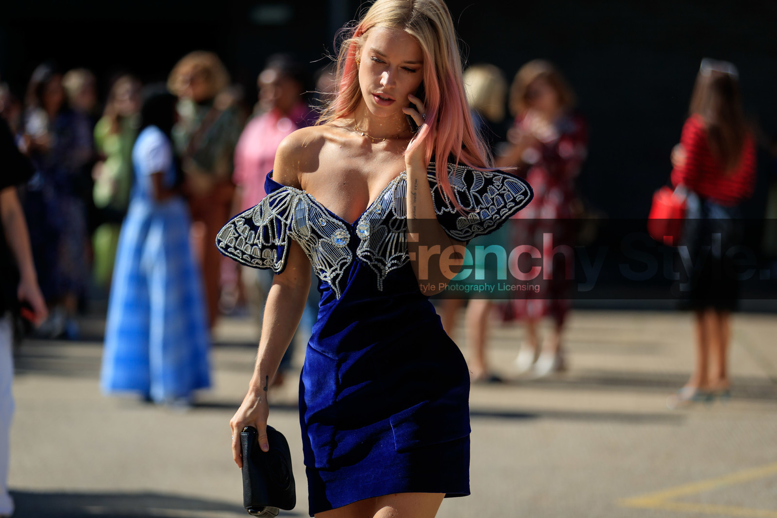 dyed hair, pink hair, blue dress, velvet dress, navy blue dress, mini dress, embroidered dress, half shoulder dress, black leather clutch, sequins dress, pearl embroidered dress, gucci bag, fashion week, frenchystyle, FW, jonathan paciullo, street style, atmosphere details, horizontal, detail