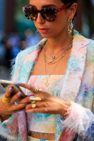 multicolor jacket, multicolor top, tie and dye jacket, tie and dye top, fringe jacket, fringe top, cropped top, multi necklace, multi rings, scale sunglasses, golden earrings, golden rings, golden necklace, long necklace, long earring, dangling earrings, close up detail, jewel close up, heart shape necklace, diamond necklace, round shape earrings, light pink jacket, light pink top, light yellow jacket, light yellow top, green jacket, green top, blue jacket, blue top, gabriella berdugo, fashion week, frenchystyle, FW, jonathan paciullo, street style, MFW, MILAN, SPRING SUMMER 2021, SS 21, vertical, detail