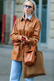 camel leather bag, camel leather jacket, camel leather shirt, overshirt jacket, leather overshirt, scale sunglasses, aviator sunglasses, blue sunglasses, bucket bag, fashion week, frenchystyle, FW, jonathan paciullo, street style, PFW, PARIS, AUTUMN WINTER 2021-2022, FALL WINTER 2021-2022, FW 21-22, vertical, atmosphere details, detail