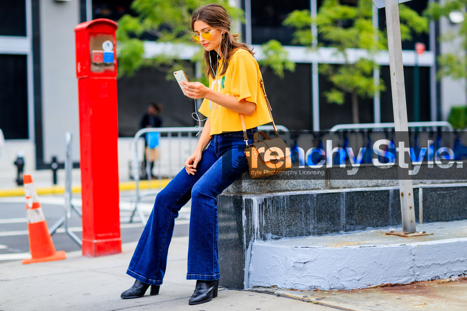 atmosphere details, black boots, blue denim, camel bag, denim pants, fashion week, frenchystyle, full length, FW, high heels, horizontal, jeans, jonathan paciullo, leather bag, leather shoes, NEW YORK, NYFW, SPRING SUMMER 2018, SS 18, street style, trousers, yellow sweater