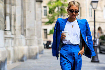 blazer, blue jacket, blue pants, blue suit, necklace, over the shoulder, sunglasses, trousers, white t shirt, PFW, fashion week, frenchystyle, FW, jonathan paciullo, street style, PARIS, horizontal, atmosphere details, detail, AUTUMN WINTER 2018-2019, FALL WINTER 2018-2019, FW 18-19, vanessa hong