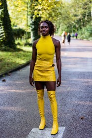 boots, color, courreges boots, courreges look, Dina Asher Smith, high boots, leather bag, leather boots, leather skirt, mini skirt, monochrome, skirt, top, turtleneck, yellow monochrome, yellow skirt, yellow top, yellow turtleneck, street style, jonathan paciullo, FW, frenchystyle, fashion week, PFW, PARIS, SPRING SUMMER 2022, SS 22, vertical, full length