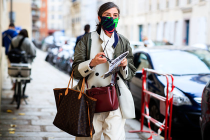 Véronique Tristram, white jacket, kaki bombers, zipped jacket, asymetrical jacket, louis vuitton bag, monogrammed bag, shopping bag, brown leather bag, hand bag, burgundy leather bag, crossbody bag, loewe bag, covid face mask, fashion week, frenchystyle, FW, jonathan paciullo, street style, PFW, PARIS, SPRING SUMMER 2021, SS 21, horizontal, atmosphere details, detail