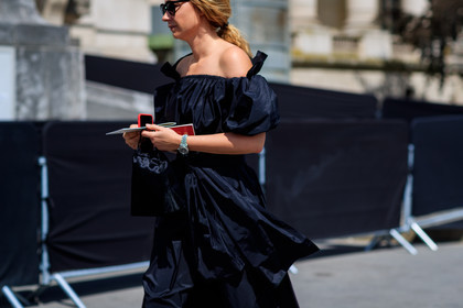 black bag, black dress, leather bag, off the shoulder, sunglasses, tone on tone, total look black, watch, fashion week, frenchystyle, FW, jonathan paciullo, street style, PFW, PARIS, horizontal, atmosphere details, detail, AUTUMN WINTER 2018-2019, FALL WINTER 2018-2019, FW 18-19