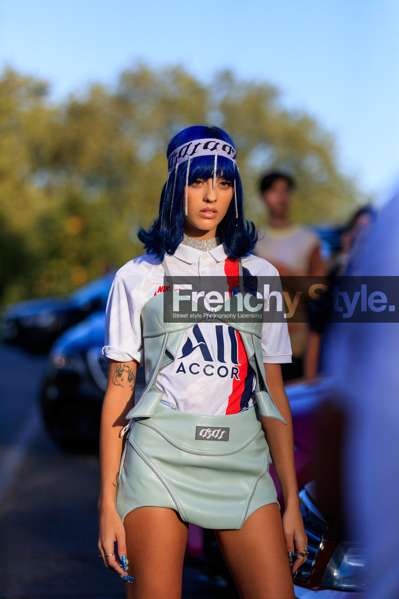 sita abellan, sportswear, sport t-shirt, football t-shirt, white t-shirt, printed t-shirt, navy blue hair, hair details, strassed headband, leather bra, leather skirt, light blue skirt, mini skirt, nails details, strassed nails, strassed chocker, big chocker, fashion week, frenchystyle, FW, jonathan paciullo, street style, vertical, detail, atmosphere details